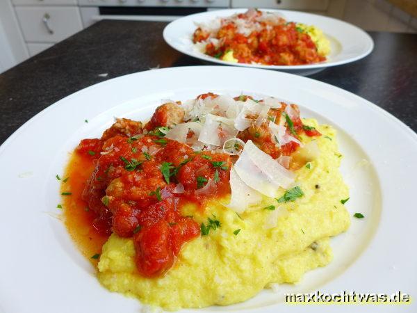 Salsiccia-Bolognese mit Polenta