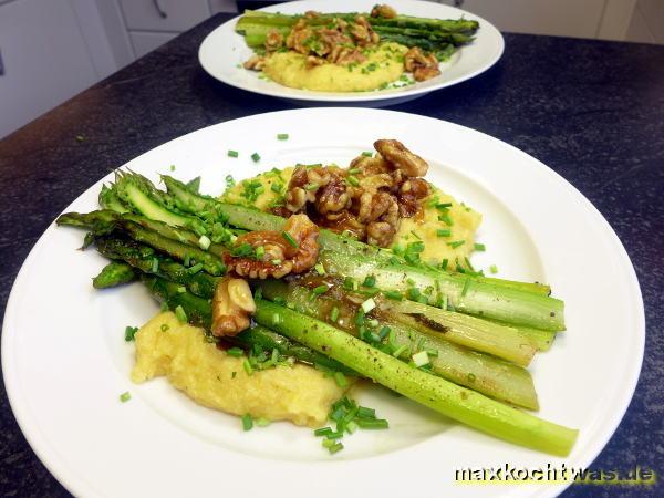 Grüner Spargel mit Walnüssen und Vanille-Polenta