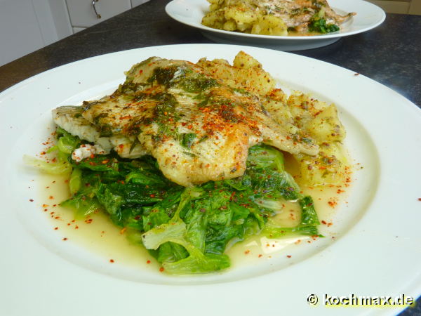 Schollenfilets auf gedünstetem Salat