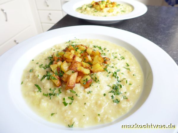 Selleriecremesuppe mit Kartoffelwürfeln