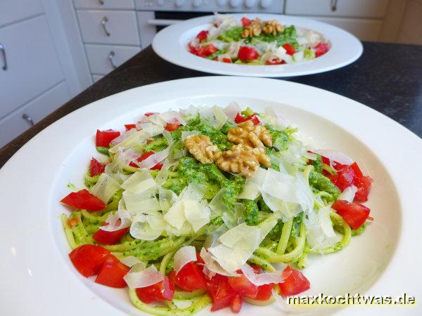 Spaghetti und Bohnen mit Walnuss-Petersilien-Pesto