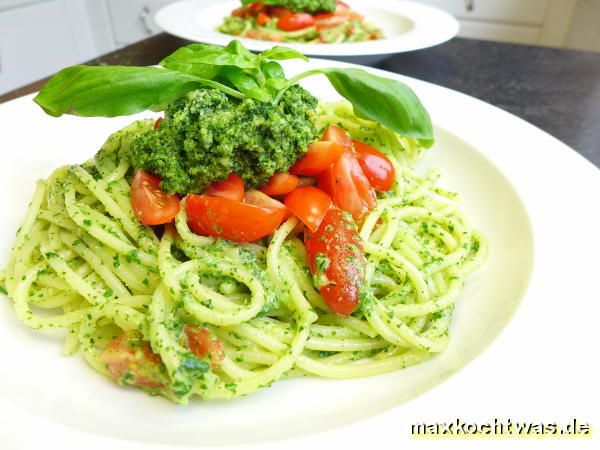 Spaghetti mit Mandelpesto