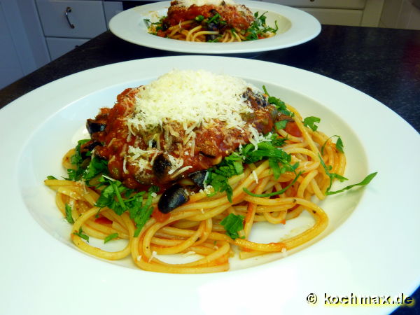 Spaghetti marinara - Spaghetti mit Oliven, Tomaten und Kapern
