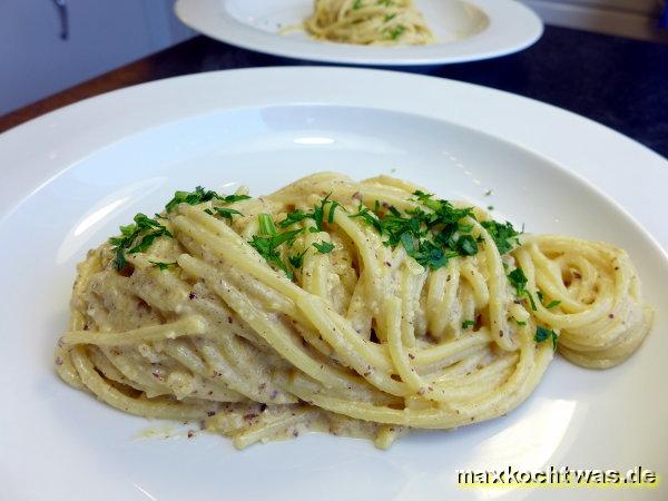 Spaghetti mit Nuss-Sauce