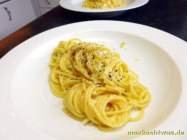 Spaghetti mit Käse und schwarzem Pfeffer