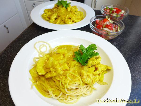 Bunte Spaghetti mit Putenbrust und Curry-Ananas-Sauce