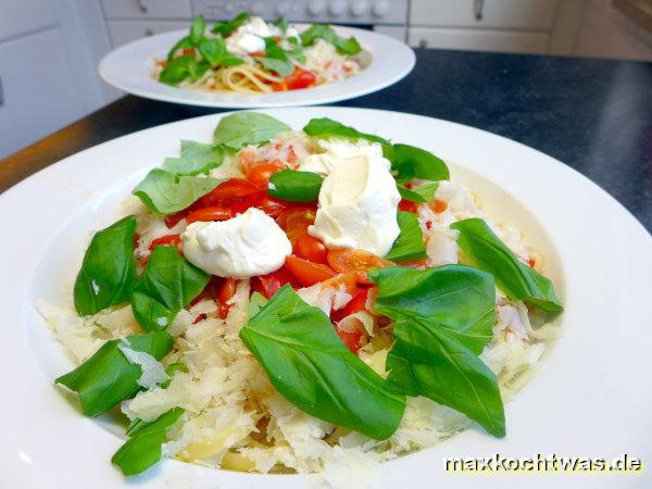 Spaghetti mit rohen Tomaten