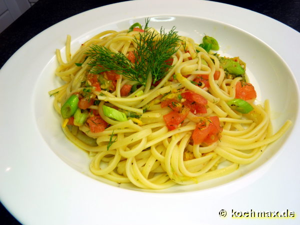 Spaghetti mit roher Tomaten-Zucchini-Sauce
