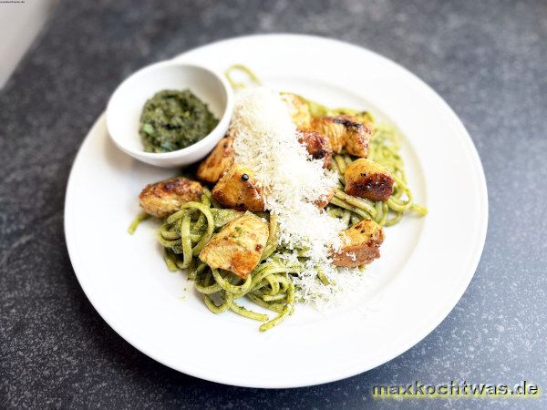 Spaghettini mit Bärlauchpesto und gebratenem Hähnchen