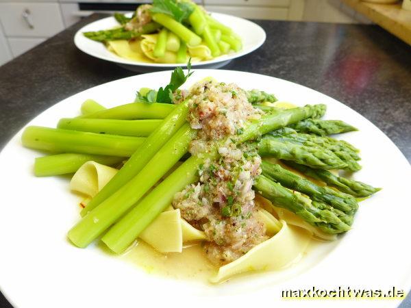 Grüner Spargel auf Bandnudeln