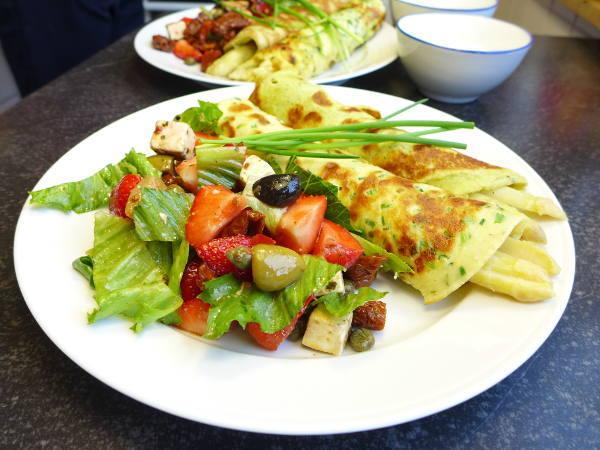 Spargel im Kräuterpfannkuchen