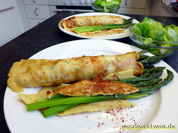 Spargelcrêpes mit Tomaten - Idealer Snack wenn es warm ist und man(n) mittags nicht viel essen möchte.