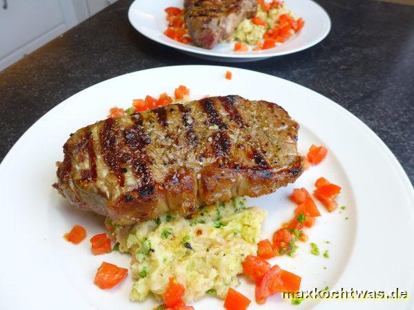 Steaks mit Kartoffel-Bohnen-Püree und Rosmarinöl