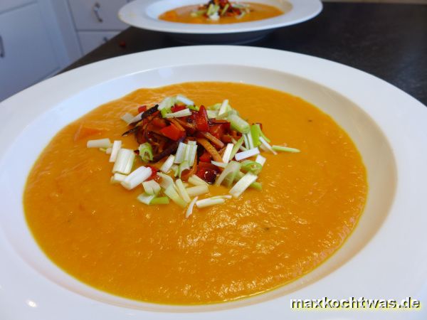 Süsskartoffelsuppe mit Orangensaft und Paprika