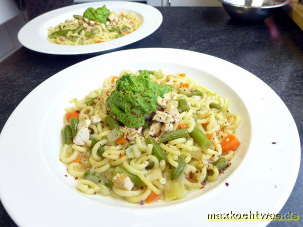 Bohnen-Zucchini-Suppe mit Petersilienpesto