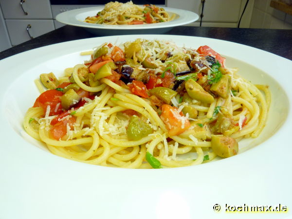 Tagliatella mit grünen Oliven und Aubergine