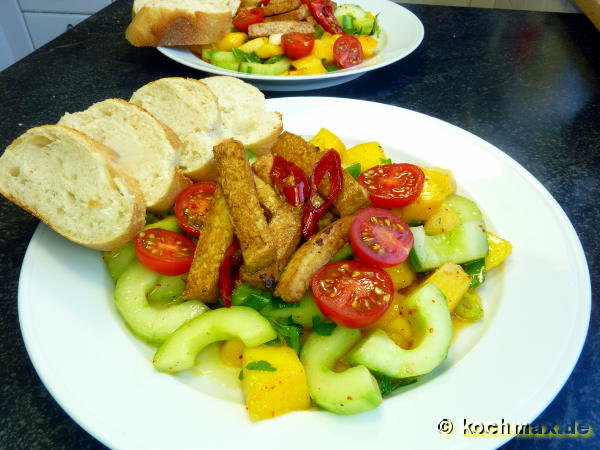 Gebratener Tofu auf Salat