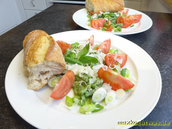 Toskanischer Bohnensalat mit Parmesan, Oliven und Pesto-Dressing