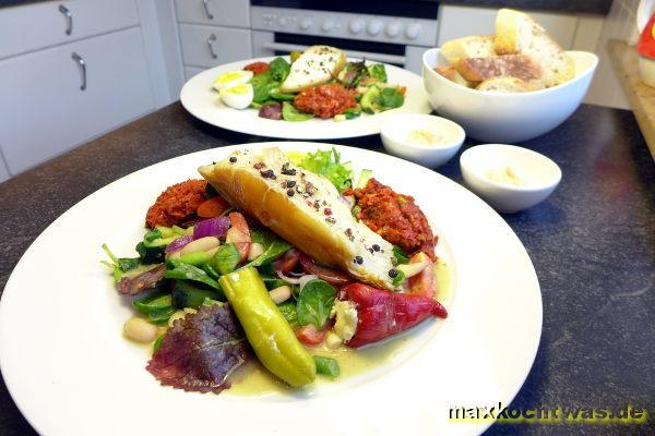 Warme Räucherforelle auf Salat