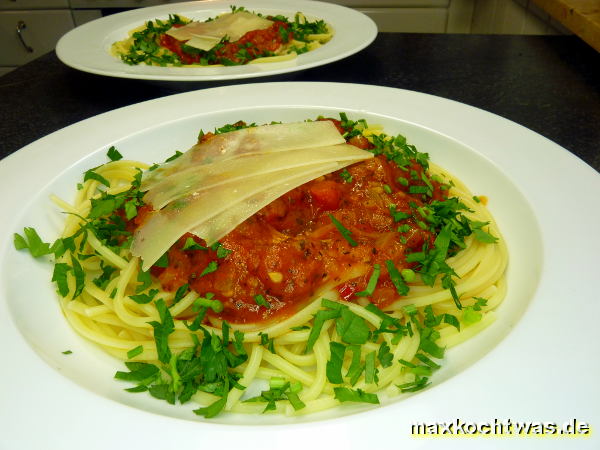 Spaghetti mit Wein-Paradeiser-Sauce und Basilikum
