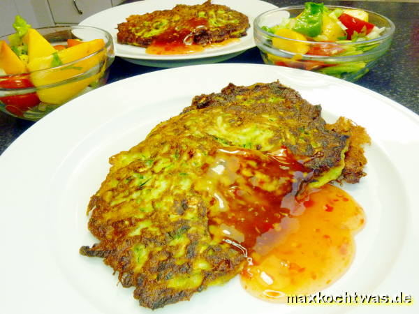 Zucchini-Feta-Küchlein mit Tomatensalat