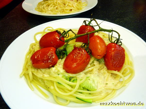 Zucchininudeln mit geschmolzenen Tomaten und Parmesanschaum